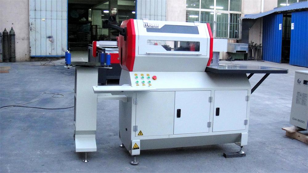 數(shù)控開槽圍字機(jī).jpg 數(shù)控開槽圍字機(jī).jpg